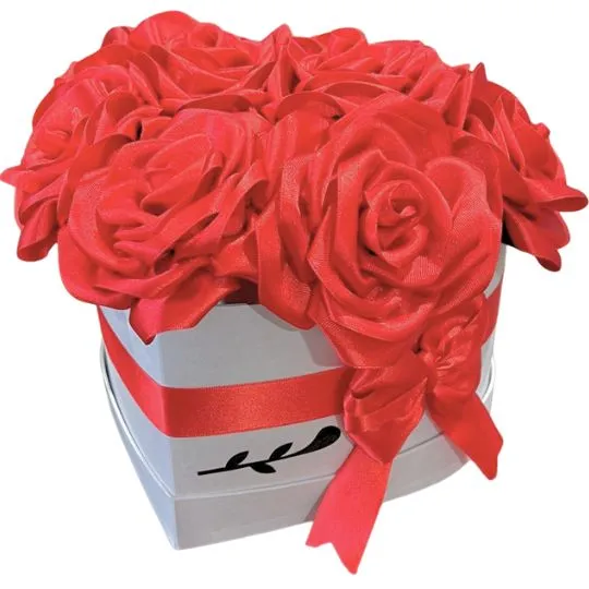 Caja corazon white con rosas rojas de raso 